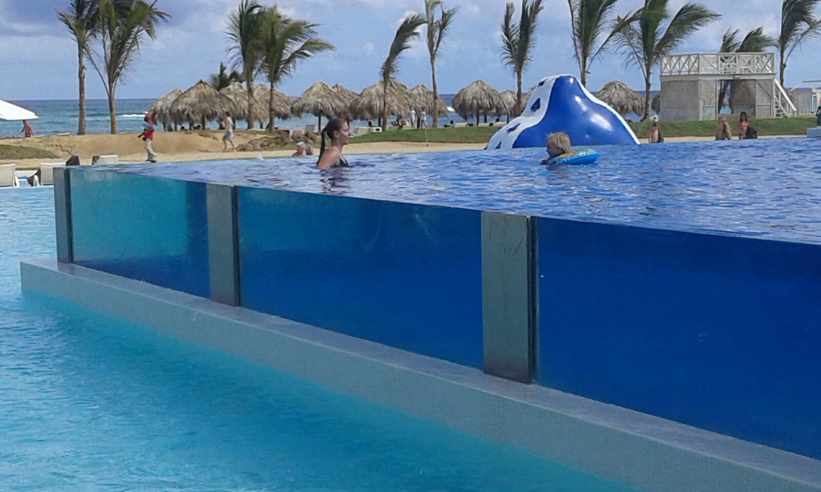 Punta Cana pared de vidrio rebosante piscina