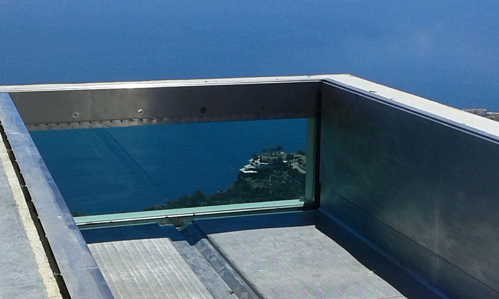 Piscina muro vidrio Alicante