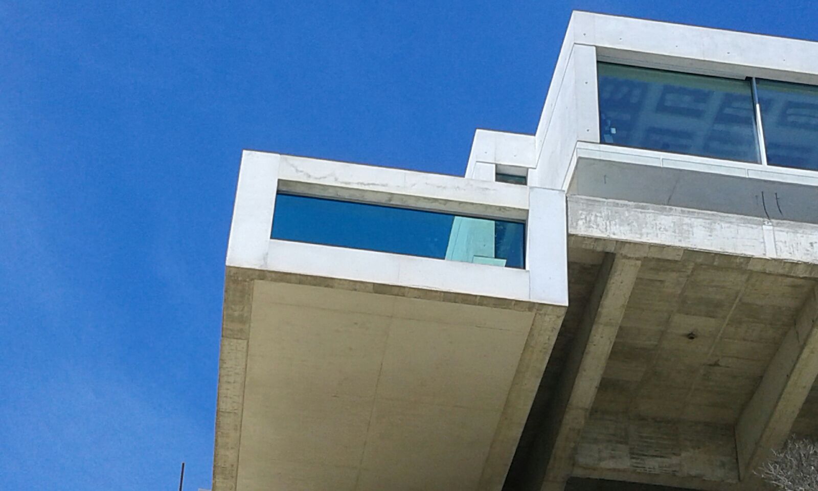 Piscina elevada vidrio Alicante vista exterior