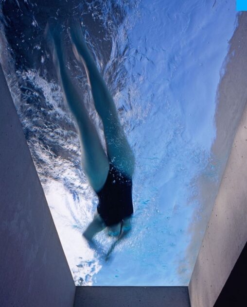 Ventana subacuática en piscina