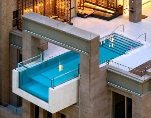 Piscina de vidrio elevada con vista subacuática